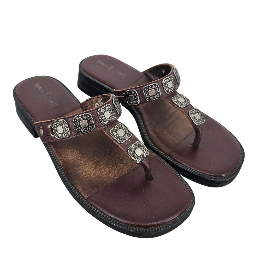 Minnetonka Brown Leather Concho Thong Sandals Womens 8 Square Toe 5513 Low Heel